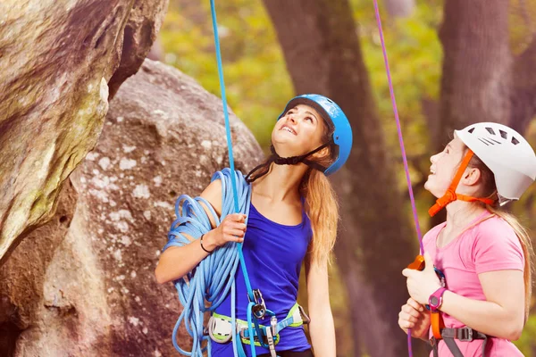 Istruttore Femminile Arrampicata Roccia Con Adolescente Piedi Piedi Della Montagna — Foto Stock