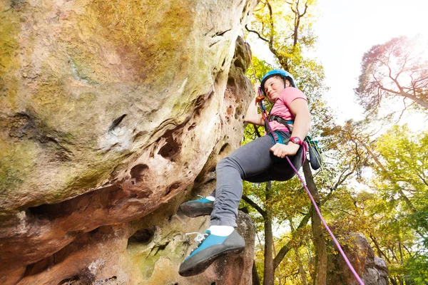 Vista Inferior Adolescente Alpinista Exercitando Área Floresta Dia Ensolarado — Fotografia de Stock