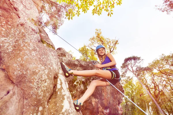 Blick Von Unten Auf Teenager Mädchen Beim Abseiltraining Auf Steilem — Stockfoto