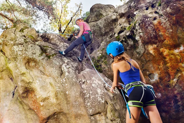 Instructora Escalada Femenina Que Ayuda Adolescente Alcanzar Cima Montaña —  Fotos de Stock