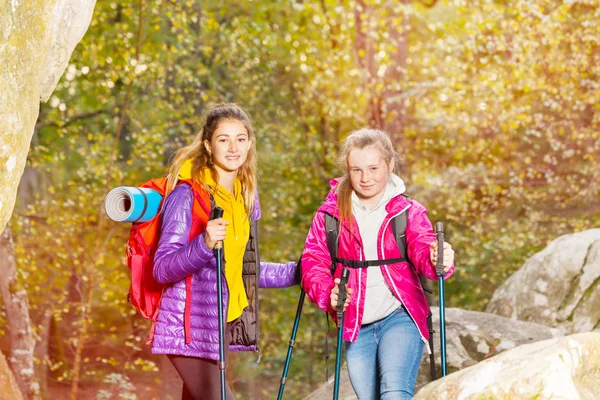 Tizenéves Lányok Trekking Botokkal Szemlélve Természet Hegyen Napsütéses Őszi Napon — Stock Fotó