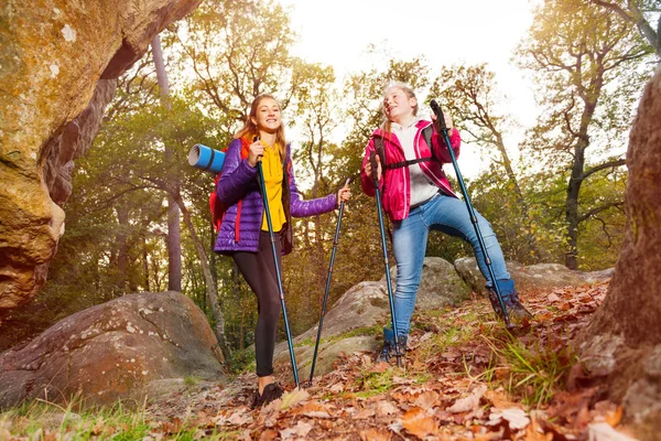 Viajantes Felizes Meninas Adolescentes Com Mochilas Caminham Longo Uma Trilha — Fotografia de Stock