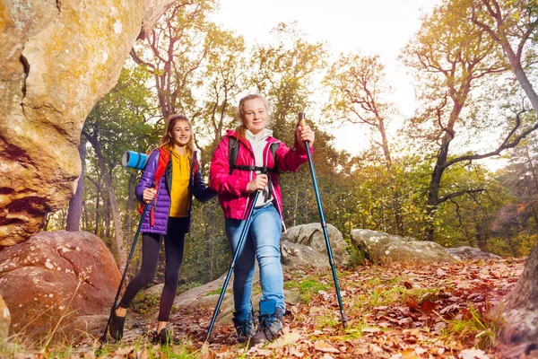 Dois Mochileiros Felizes Meninas Adolescentes Com Postes Trekking Andando Trilha — Fotografia de Stock