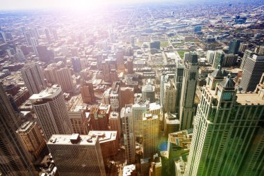 Chicago şehir merkezi sokakları ve gökdelen binaları manzaralı