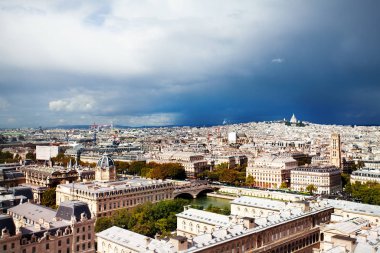 Paris şehir merkezi ve Montmartre manzarası Notre Dame 'dan