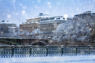 Pont d 'Arcole, nehir kıyıları karla kaplı Paris.