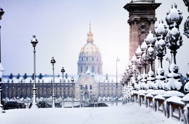 Alexandre III ve Invalides karla kaplı