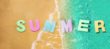 Yaz tabelası sahilin kenarında suda yüzüyor.