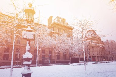 Nadir kar yağdığında Paris 'teki Place de la Republique