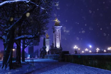 Gece boyunca Alexandre Köprüsü ve kar, Paris