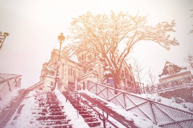 Sacre-Coeur Montmartre Paris merdivenleri kar manzaralı