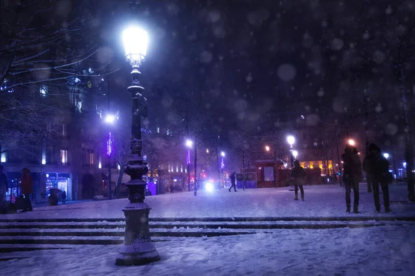 Farola en la plaza de la República, París bajo la nieve —  Fotos de Stock