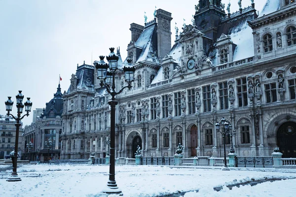 Plaza del Ayuntamiento del Hotel de Ville bajo la nieve en París —  Fotos de Stock