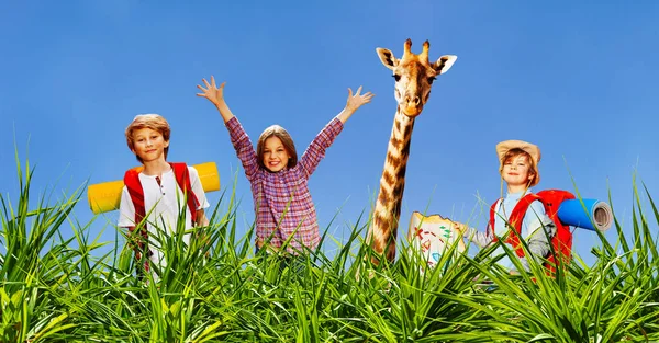 Giraffa e gruppo di bambini avventura sopra il cielo blu — Foto Stock