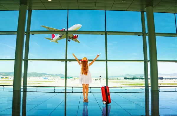 Meisje met pak staan in de hal van de luchthaven — Stockfoto