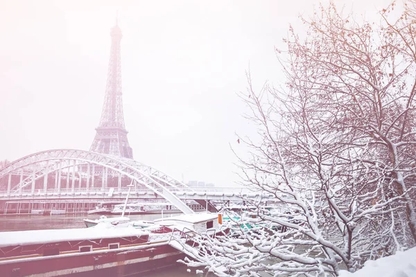 Eifel torony Passerelle Debilly híd hóval — Stock Fotó