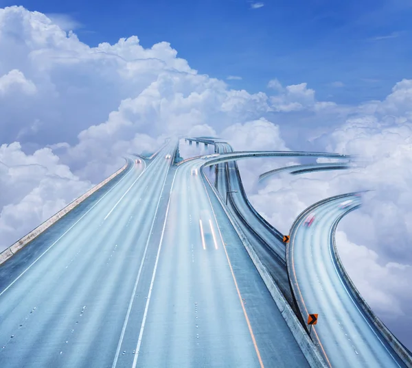 Concept van de kruising van de snelweg in de wolken hemel — Stockfoto