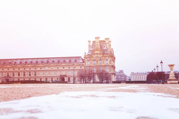 Museo del Louvre en París y nieve en el suelo —  Fotos de Stock