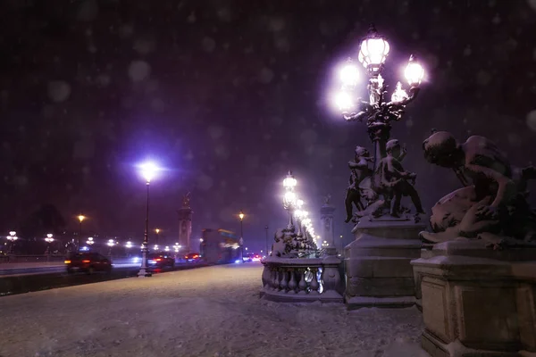 Puente Alexander 3, París bajo la nieve por la noche —  Fotos de Stock