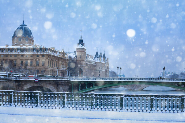 Bridge d'Arcole view on pont Notre Dame under snow