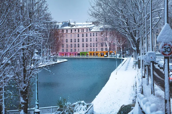 Canal Saint Martin en París cubierto de nieve —  Fotos de Stock