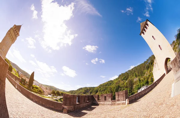 Auf der valentre-brücke in cahor über den lot-fluss, frankreich — Stockfoto