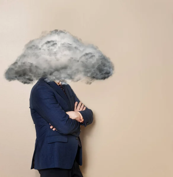 Portret van trieste boze man met pak hoofd in de wolken — Stockfoto