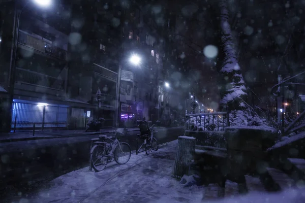 Street near canal Saint Martin under snow — ストック写真