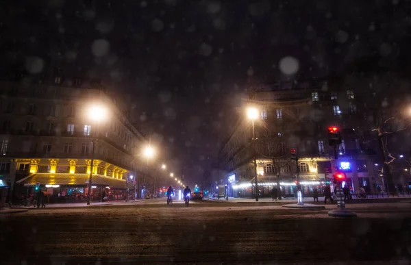 Calles de París durante las nevadas en la noche de invierno —  Fotos de Stock