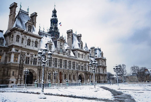 Ayuntamiento del Hotel de Ville bajo la nieve en París —  Fotos de Stock