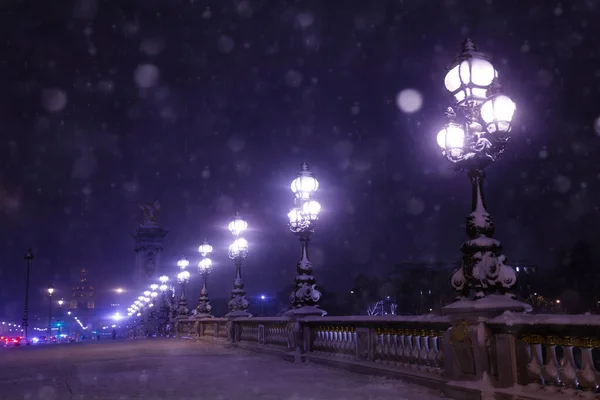 Világítás az Alexander 3 hídon, éjjel és hóban — Stock Fotó