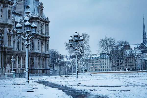 Тренажерный зал отеля Hotel de Ville с видом на снег — стоковое фото