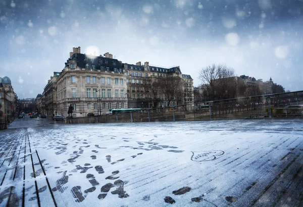 Paris Passerel Leopold Sedar Senghor bajo la nieve —  Fotos de Stock