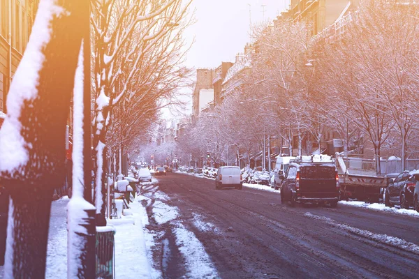 Téli közlekedési feltételek a párizsi utcában és a hóban — Stock Fotó