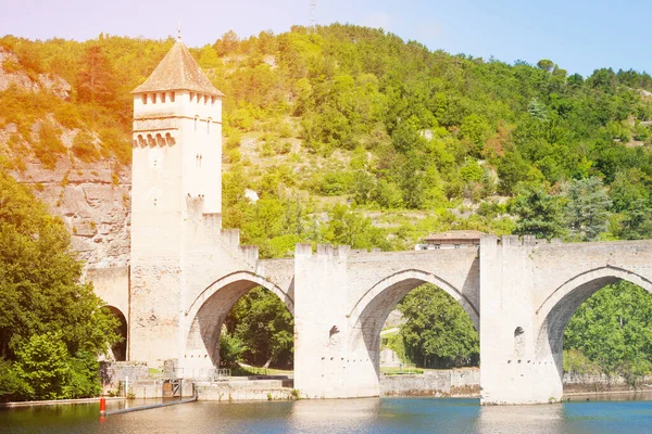 Mountain, Lot river and Valentre bridge in Cahor — Stock Photo, Image