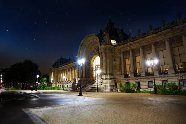 रात्री पॅरिस फ्रान्स मध्ये पेट्री पॅलेस दृश्य — स्टॉक फोटो, इमेज