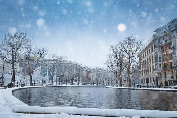 Cubierto de nieve Bassin de la Villette en París —  Fotos de Stock