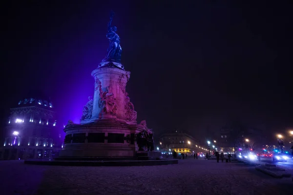 Plaza de la República en París durante la noche y la nieve —  Fotos de Stock