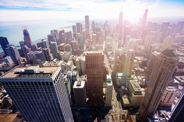 Straten en wolkenkrabbers van Chicago panoramisch uitzicht — Stockfoto