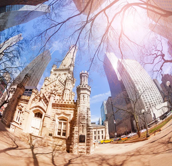 Bela vista da Torre de Água de Chicago e praça — Fotografia de Stock