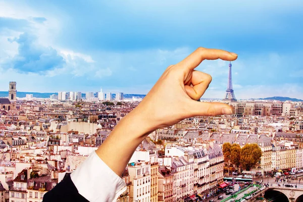Hand hold between fingers Eifel tower in Paris — стокове фото