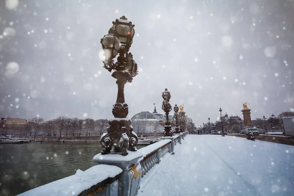 Puente Alejandro III cubierto de nieve en París —  Fotos de Stock