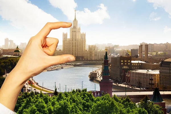 Hand hold between fingers Moscow Yauzkaya building — 스톡 사진