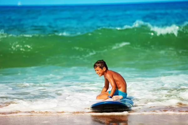 Kleiner Junge ruht sich nach Unterricht in der Surfschule aus — Stockfoto