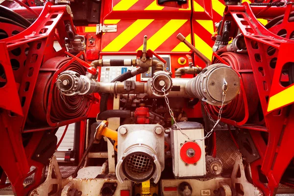 Gros plan des pompiers avec connecteurs de tuyaux de pompe — Photo