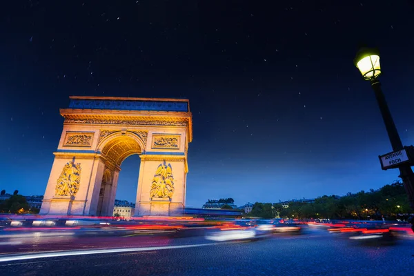 Paris, Fransa - 6 Ekim 2015: Ark de Thump ve gece trafiği