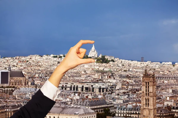 Handtag mellan fingrarna Sacre Coeur i Paris — Stockfoto