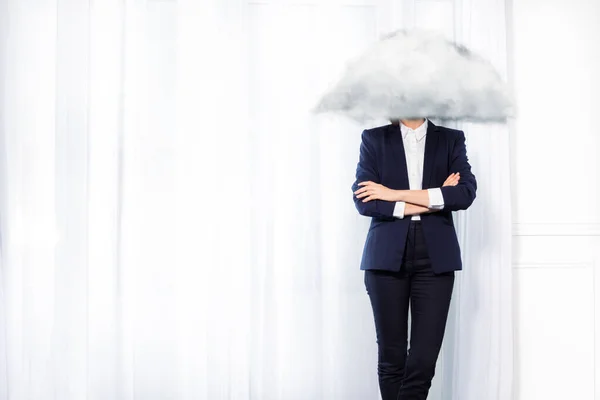 Zakelijke vrouw staan met hoofd in cloud concept — Stockfoto