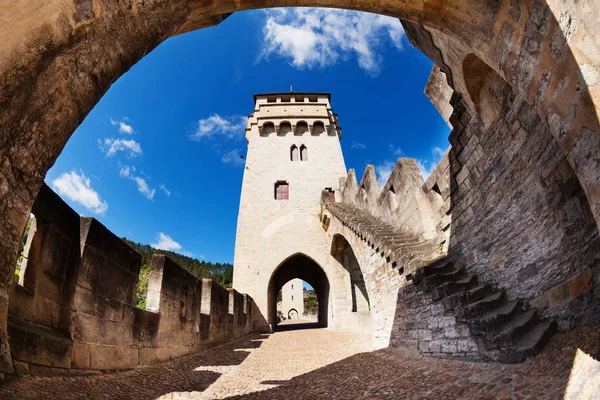 Valentre Bridge fortifications view, Cahor, Lot France — стоковое фото