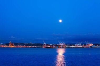 Lune and Seattle port over Elliot bay at night